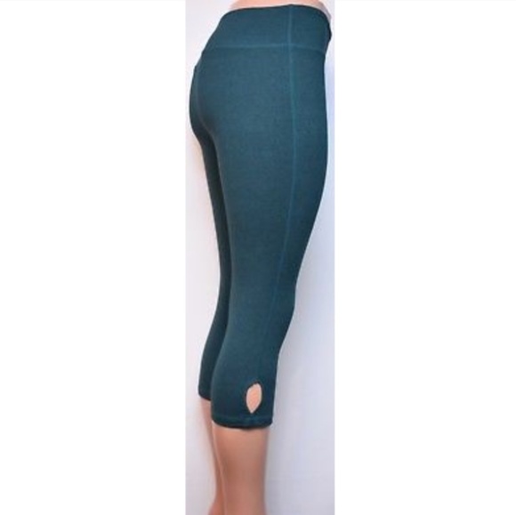 NWT🎁Reebok Active Capri Leggings - Picture 2 of 5